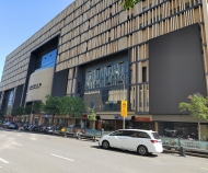 大型戶外LED屏讓濟(jì)南某商務(wù)樓宇成商業(yè)美學(xué)新地標(biāo)