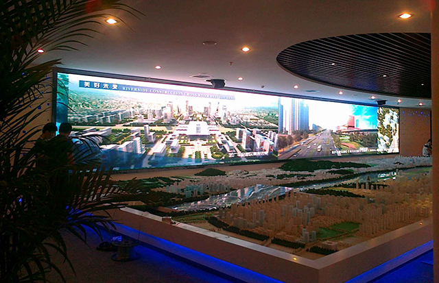 江蘇鹽城汽車商貿(mào)城展館P5室內(nèi)全彩LED顯示屏由上海智彩科技設(shè)計(jì)、安裝